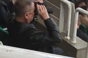 大爺帶著望眼鏡是來看比賽，還是來看啦啦隊美女啊??