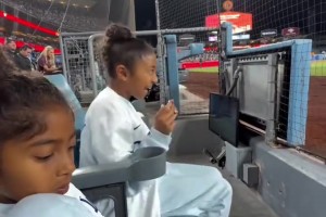 “利拉德歡迎儀式～楊瀚森領(lǐng)銜開拓者一眾小弟悉數(shù)到場(chǎng)”