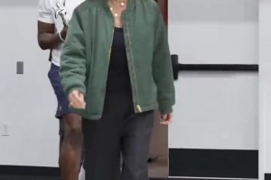 我的MVP女友！熱巴為阿賈威爾遜送上WNBA常規(guī)賽MVP獎(jiǎng)杯