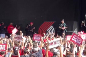 楊瀚森現(xiàn)身與利拉德?lián)肀В￠_拓者辦球迷派對(duì)歡迎35歲傳奇回家！