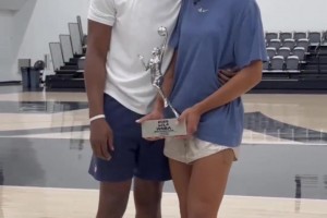 愛(ài)情事業(yè)雙豐收！阿德巴約向女友威爾遜送上MVP獎(jiǎng)杯和擁抱~~