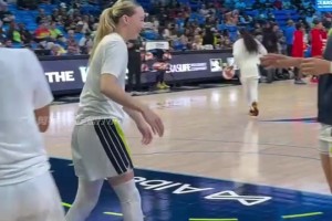 圣克拉拉大學(xué)的傳奇球員！杰威帶著總冠軍獎杯重回母校！