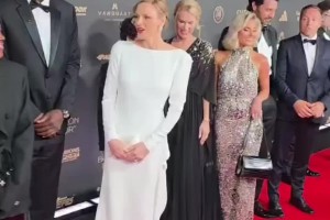 ??真貴族的氣質(zhì)！摩納哥夏琳王妃出席金球獎(jiǎng)典禮，太優(yōu)雅了！