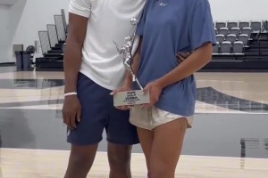 阿德巴約女友阿賈威爾遜獲得第四座WNBA MVP獎(jiǎng)杯！太猛了