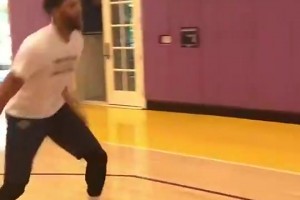 那時(shí)候的體型多好！6年前濃眉剛加盟湖人時(shí)，在訓(xùn)練館里秀運(yùn)球