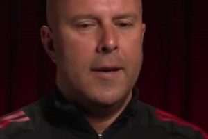 為了給隊(duì)友機(jī)會(huì)？?；倏嗣撘氯镜诙S被罰下，斯洛特看呆了！