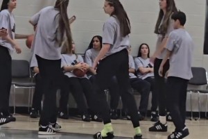 美國女高中生天賦也變態(tài)?。“雮€(gè)手掌超籃網(wǎng)，這身高臂展真嚇人