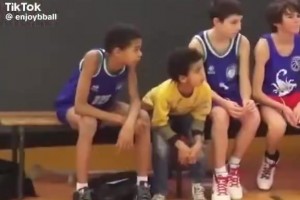 看看小時候的文班是怎么打球的，真是瞎眼都可見的身體天賦啊??