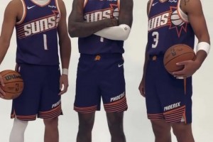 太陽隊(duì)媒體日布克和兩大新援杰倫格林狄龍布魯克斯一起拍攝定妝照