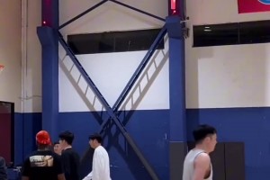 女生玩投籃挑戰(zhàn)，老板后悔被上了一課不？