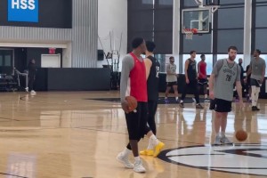 和隊(duì)友處的不錯(cuò)！籃網(wǎng)訓(xùn)練營(yíng)第二天，曾凡博和隊(duì)友輕松溝通