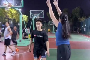 野球場(chǎng)肘姐曬打球視頻：我這個(gè)沖擊力怕你受不哦??