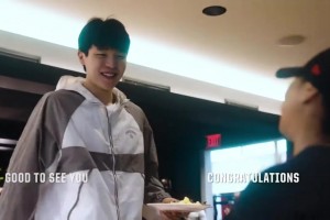 自信大方！楊瀚森抵達(dá)波特蘭紀(jì)錄片，與隊(duì)友&工作人員用英語(yǔ)交流