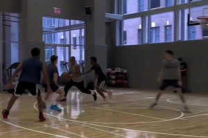 油箱還有油！威少在紐約Summit公寓籃球館進行訓(xùn)練