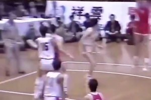 這身體素質(zhì)！馬健當(dāng)年在國家隊(duì)首秀，登場不久就貢獻(xiàn)雙手暴扣！