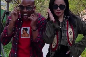 馬嫂身材還是闊以的！馬布里和中國(guó)妻子在小區(qū)內(nèi)玩T臺(tái)走秀~