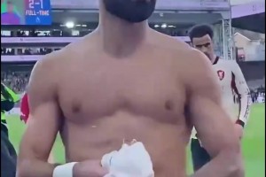 “臥底”實錘了??！薩拉赫賽后大度把球衣給了水晶宮小球迷