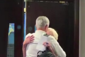 老友重聚！穆里尼奧給切爾西老員工康尼利一個大大的擁抱