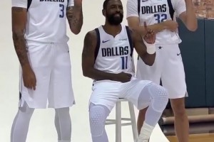 三狀元組合！濃眉+歐文+弗拉格三人合影，歐文坐在C位