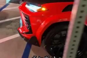 忙碌了一天的東契奇獨自坐在車里刷手機
