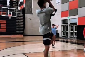 布克不是說下個科比嗎？楊毅：他沒有科比的身體素質(zhì)和強硬的球風