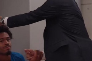 巴黎殘陣2-1逆轉(zhuǎn)巴薩！納賽爾走進更衣室祝賀巴黎眾將