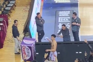 身材太棒了！名場面：林葳賽后送球衣遭球迷瘋搶！