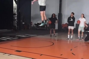 哥們?nèi)诵位鸺?！輕輕一跳俯瞰籃筐了