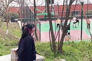 至于這么激動(dòng)嗎？小姐姐看到男生打籃球顯得好興奮啊??