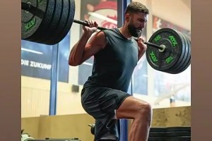 凈整沒(méi)用的??克萊伯休賽期肌肉線條相當(dāng)炸裂，結(jié)果沒(méi)開(kāi)打就傷