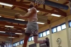 ??又傷了？？湖人前鋒克萊伯休賽期訓(xùn)練，還在秀大風(fēng)車暴扣呢…