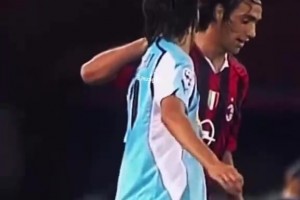 當(dāng)年小因扎吉朝內(nèi)斯塔來了個“吻頸之交”，結(jié)果慘遭。。。??