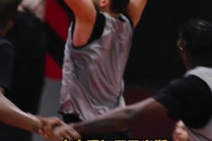 較上勁了哈！申京訓(xùn)練中隔扣亞當(dāng)斯 海王第二天馬上隔扣回來~