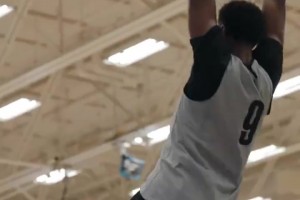 曾凡博在籃網(wǎng)隊(duì)內(nèi)訓(xùn)練！接球三分穩(wěn)穩(wěn)命中！