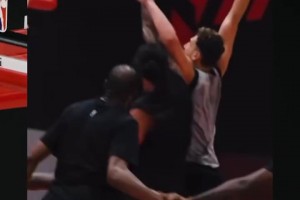 以牙還牙！昨天海王亞當(dāng)斯被申京隔扣，今天立刻隔扣了回來！