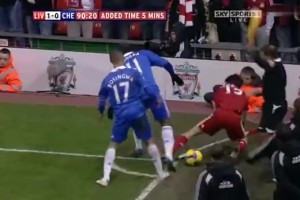 紅藍大戰(zhàn)！博辛瓦怒踹貝納永逃過紅牌！詹?。赫媸请y以想象