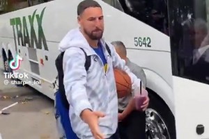 還是真愛(ài)！濃眉為湖人球迷球衣簽名