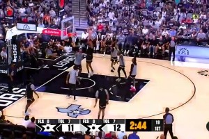 不是哥們，你奧尼爾？？文班后場(chǎng)運(yùn)球一條龍，創(chuàng)開(kāi)隊(duì)友炸裂暴扣！