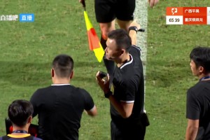 離譜！銅梁龍球員踢到對(duì)手肚子，裁判耳麥?zhǔn)ъ`VAR黑屏最終無(wú)點(diǎn)球