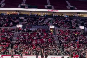 一柱擎天！楊瀚森籃下對(duì)克林根送上大帽，隨后過來又策應(yīng)助攻隊(duì)友得分！