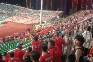 打起來(lái)了！廣西平果和重慶銅梁龍球迷爆發(fā)沖突??