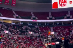 有種老實(shí)人豁出去的感覺！楊瀚森終究還是沒逃過背粉色小書包跳舞