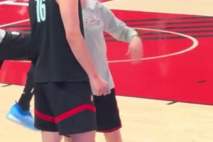 開拓者球迷日，楊瀚森和助教溝通，隨后興奮地開始熱身