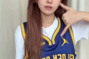 ????素顏的顏值也這么能打？NBA女主播煉煉曬球衣變裝