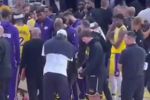 打高爾夫真的上癮??！暫停期間，老詹和里夫斯還討論推桿動(dòng)作