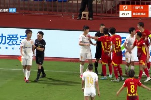 引發(fā)不滿！銅梁龍球員把對方撞傷后攤手表示無辜，裁判擋在中間