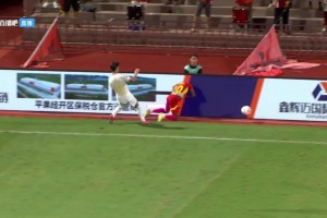 慘烈！銅梁龍球員把外援撞到頸椎骨折，而且竟然只吃了黃牌沒禁賽