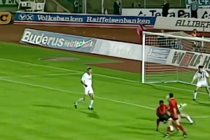 獅王卡恩也有這么尷尬的瞬間??？這球讓人想起梅西晃過拜仁后防