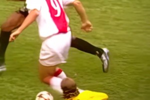 伊布在球門前連續(xù)戲弄對手依靠的是什么