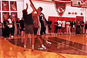 哈登這個(gè)操作真是百看不厭！NBA球星vs普通人時(shí)刻！